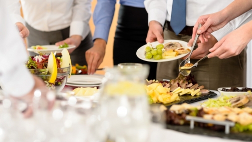 Як уникнути харчових отруєнь після масових гостин?