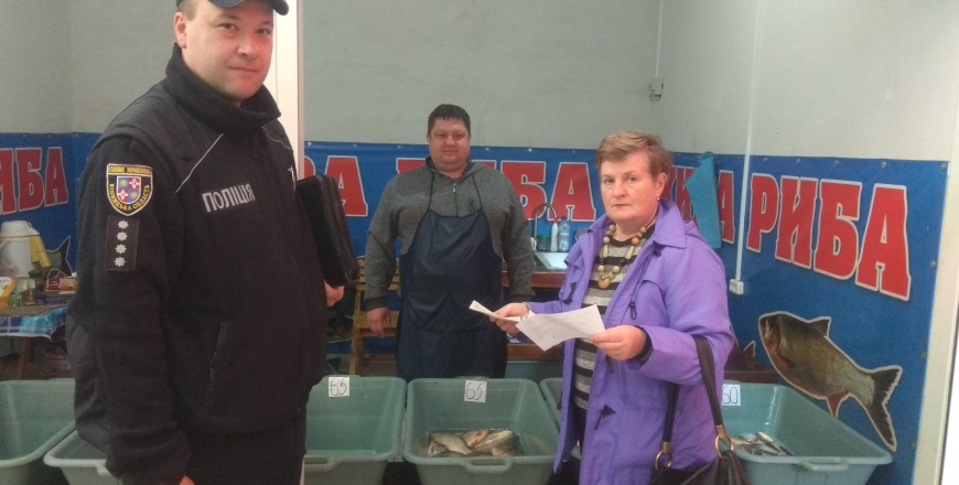 На ринку Немирова Держпродспоживслужба перевірила дотримання ветеринарно-санітарних вимог під час реалізації живої риби
